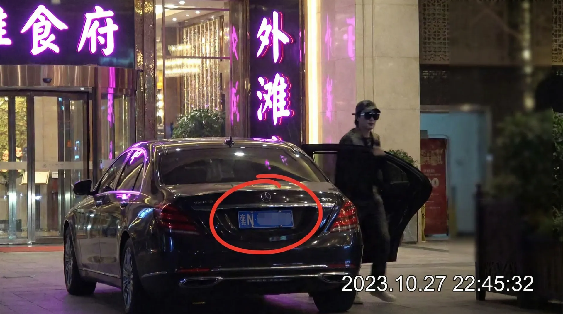 佐山爱 - 作品合集与人气内容汇总 - 豪车餐厅外偷拍
